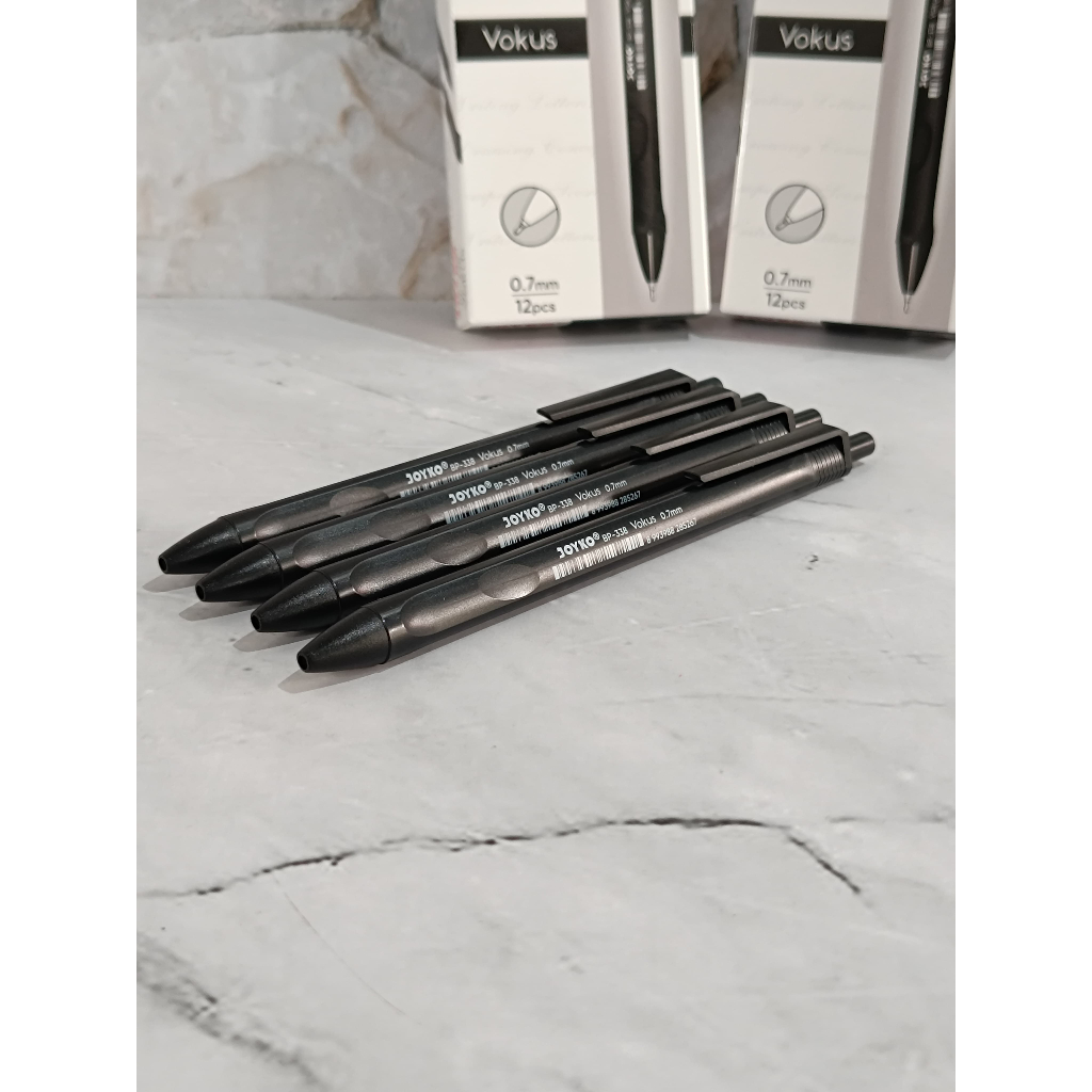 

SELUSIN ( 12 PCS ) Ball Pen Pena Pulpen Cetekan Segitiga Vokus BP-338 Joyko 0.7mm