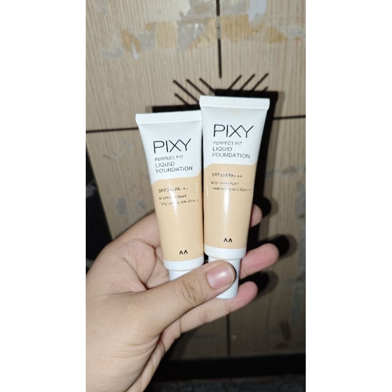 (preloved) FOUNDATION PIXY SHADE NO 03 dan 04