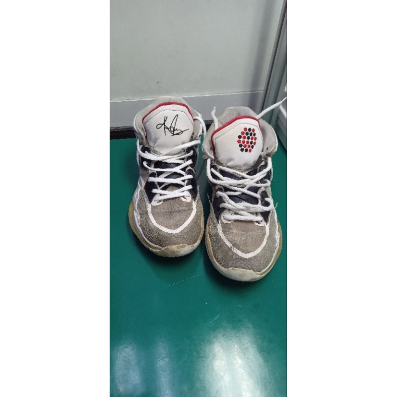Sepatu basket second Kyrie 8 Infinity size 44(28 cm)