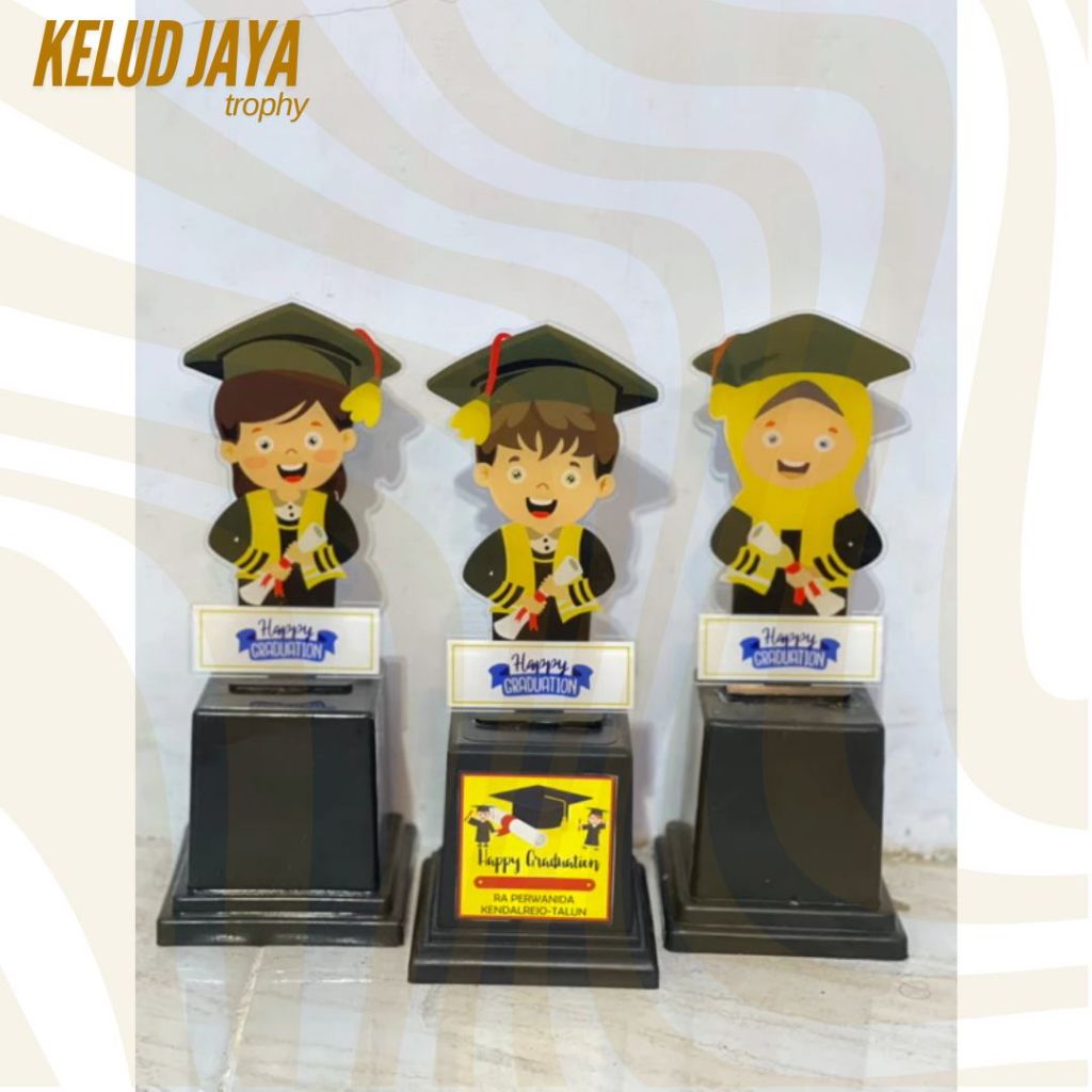 Piala Wisuda TK Plakat Wisuda Anak Akrilik Custom Model Happy Graduation model W1
