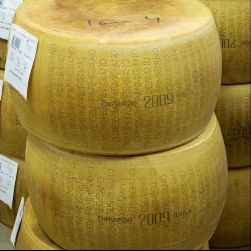 

Keju Parmesan cheese GRANA PADANO wheel/loaf 12 months 38-40 kg