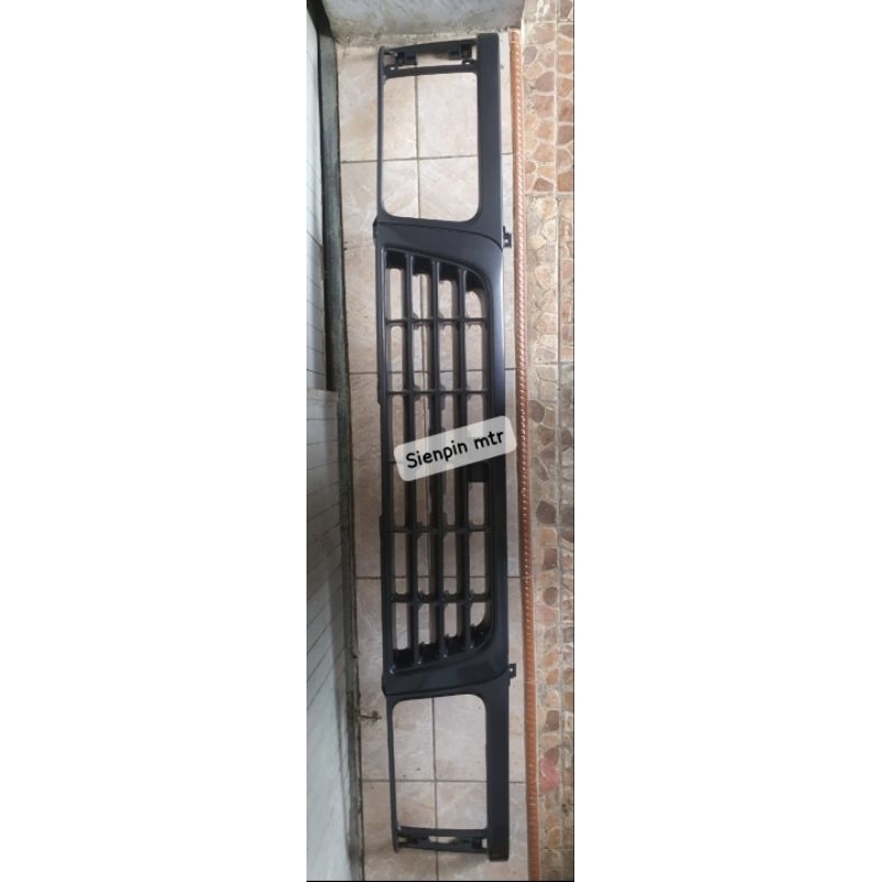 Grill depan Isuzu Panther Kotak 1996-1999 2.5 Ori