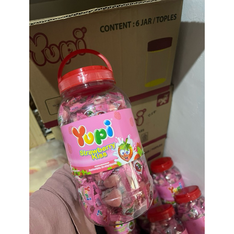 

Rubby - Yupi Love Toples / Jar Candy Strawberry Kiss Permen Gula Lunak 300Gr (+/- 125Pcs)