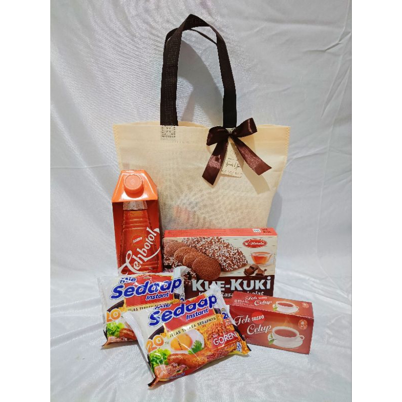 

Hampers lebaran tas - Hampers Idul Fitri - Ranala Gift - Hampers Makanan - Hantaran lebaran murah - bingkisan makanan - parcel sembako