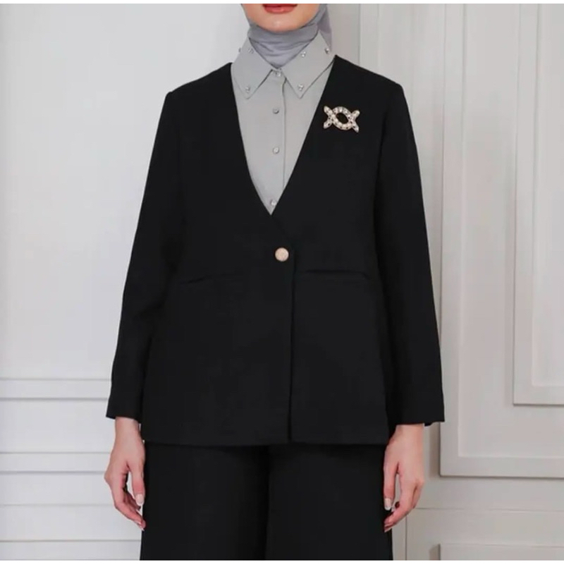 

(New with Tag) Wearing Klamby Brighton Blazer Hara / Hitam