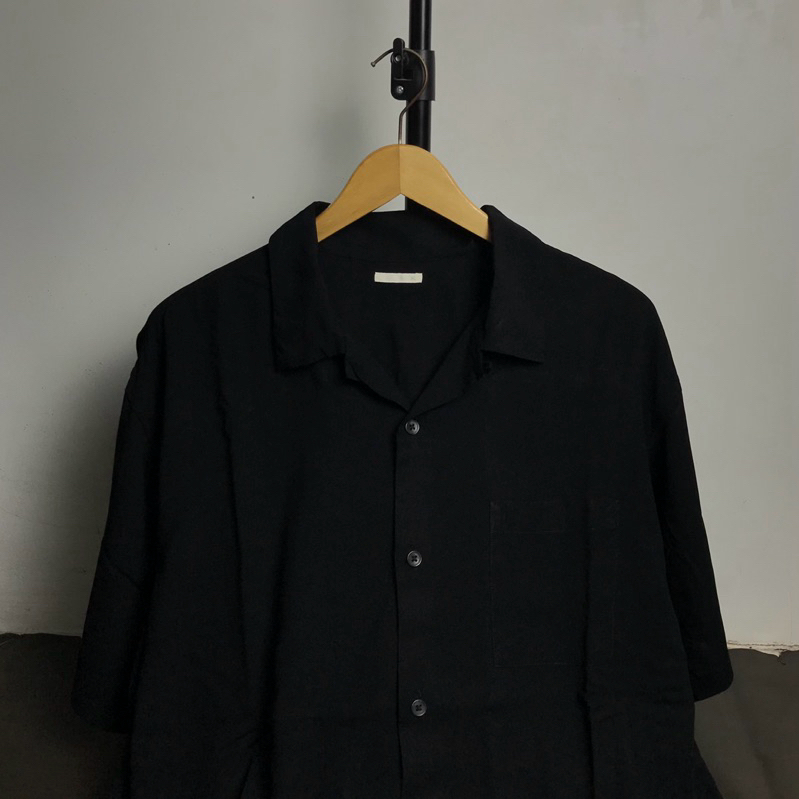 GU OPEN COLLAR (HITAM)