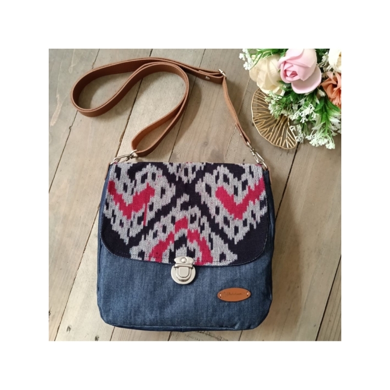 Dhititeen tas slempang wanita bahan jins motif tenun