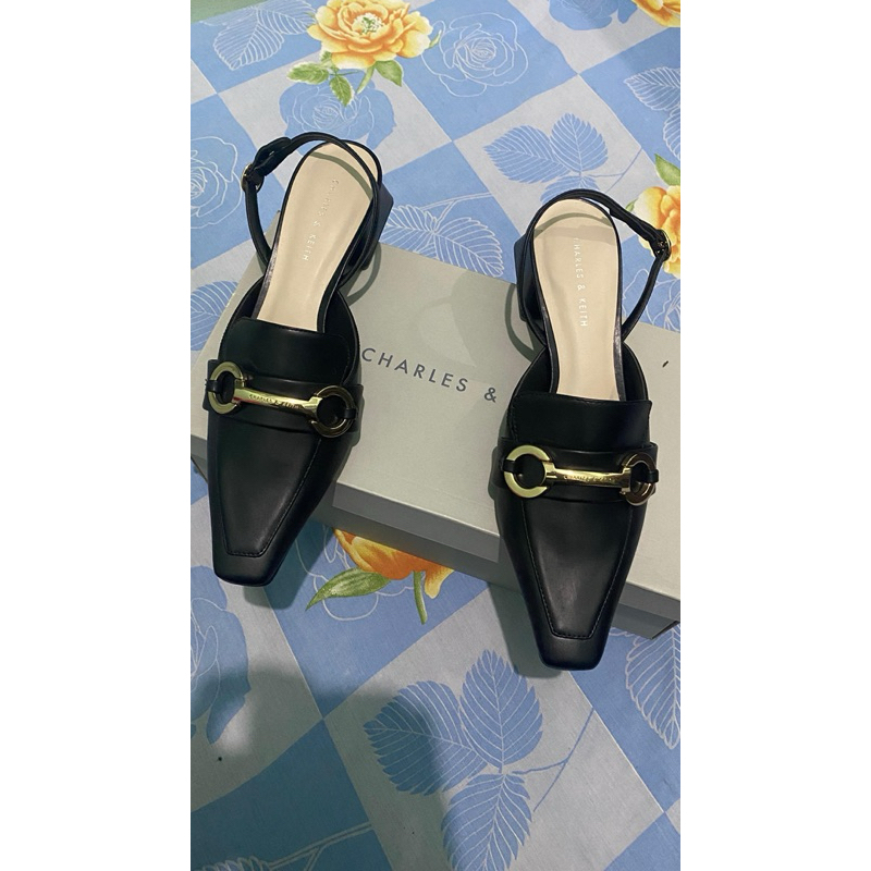 Charles & Keith Sandal Hitam Wanita
