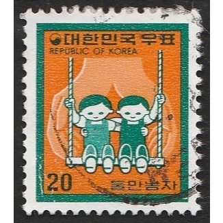 

A 11295 SATU BUAH PRANGKO KOREA 20 WON TEMA BERMAIN AYUNAN DENGAN KONDISI SUDAH ADA CAP