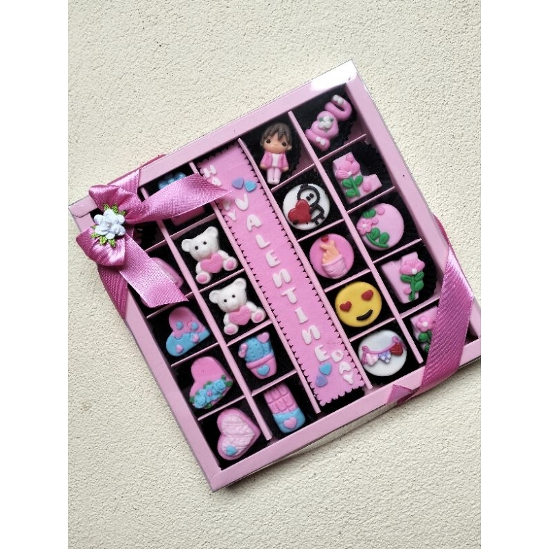 

Hampers valentine cokelat karakter sekat 25 (Ready)