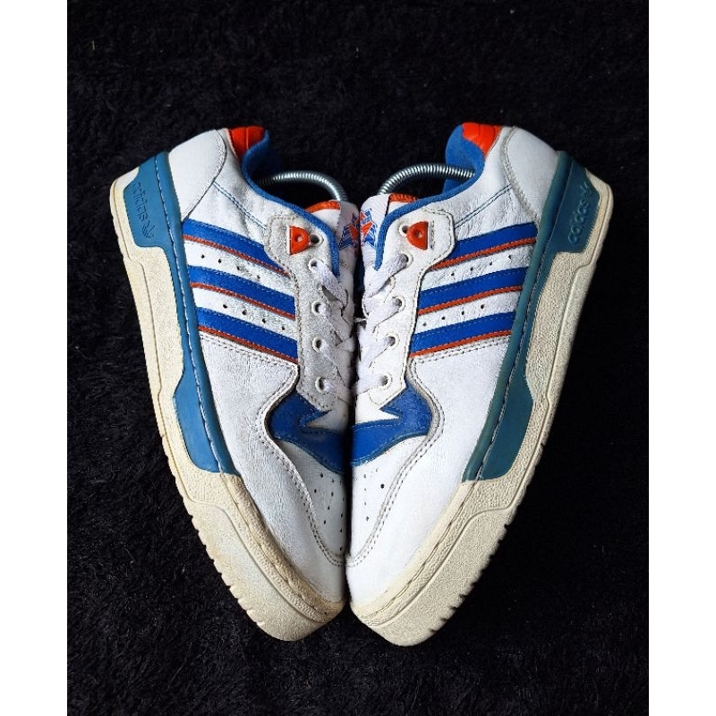 Sepatu Olahraga  Adidas