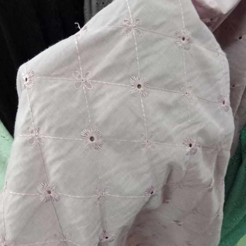 Kain - Kain Katun Bordir Bolong - Kain Katun Bordir Motif Bunga Import - Kain Katun Motif Warna Baby