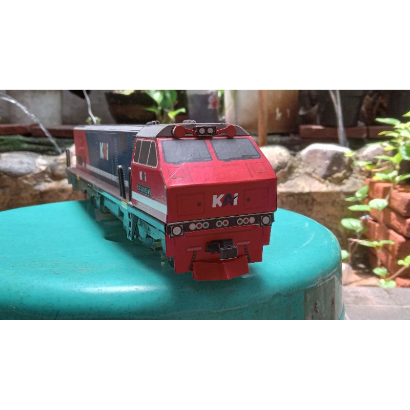 papercraft miniatur lokomotif cc201 (hidung miring )merah biru