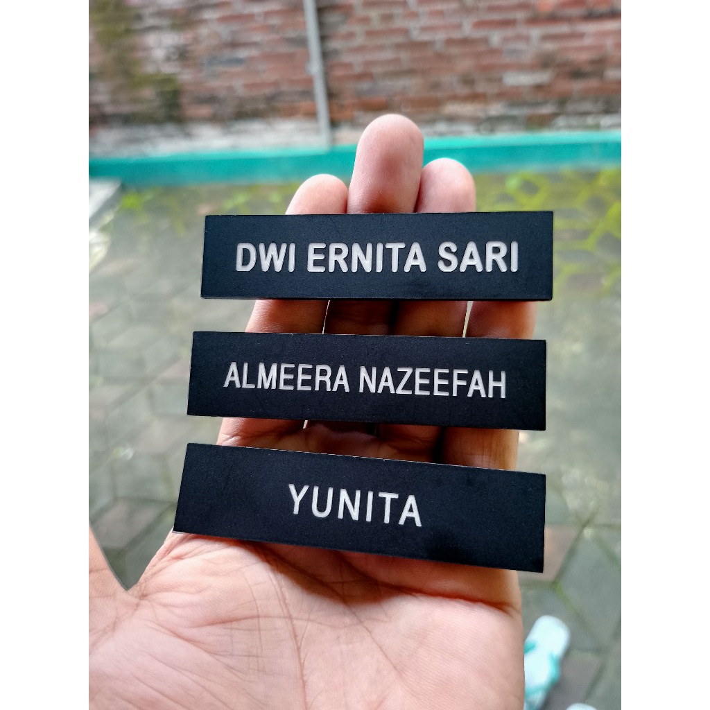 

NAME TAG / PAPAN NAMA DADA GRAFIR LASER FULL HITAM DOFF DAN LIST PUTIH