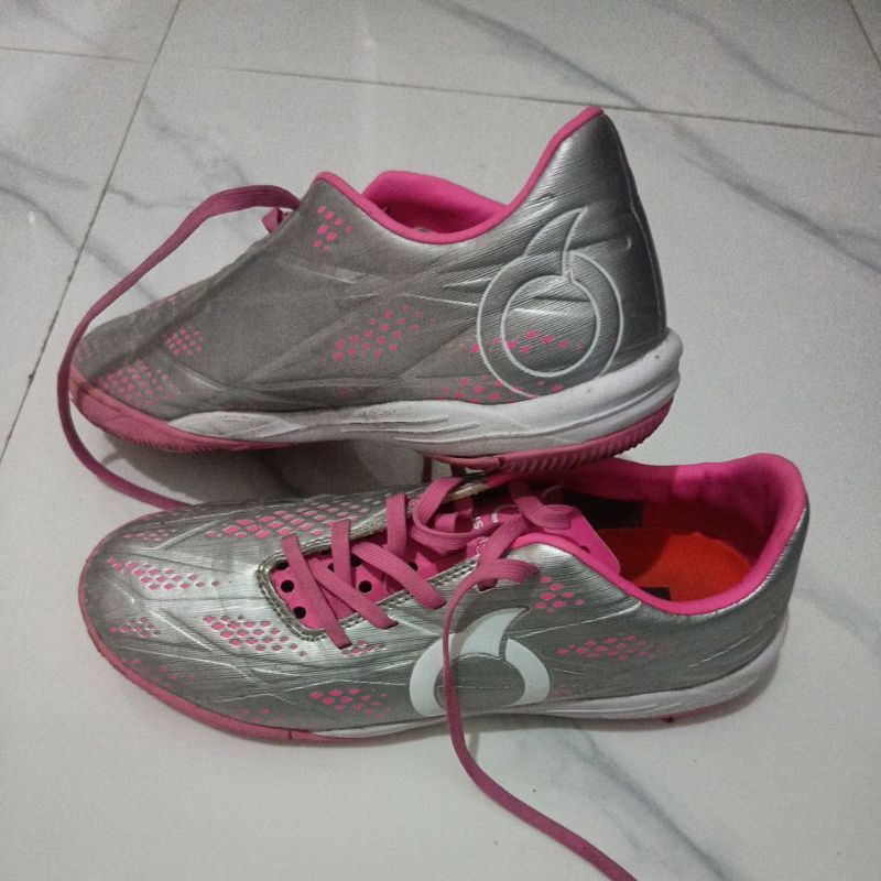 sepatu futsal bekas kw ortuseight (viadm)