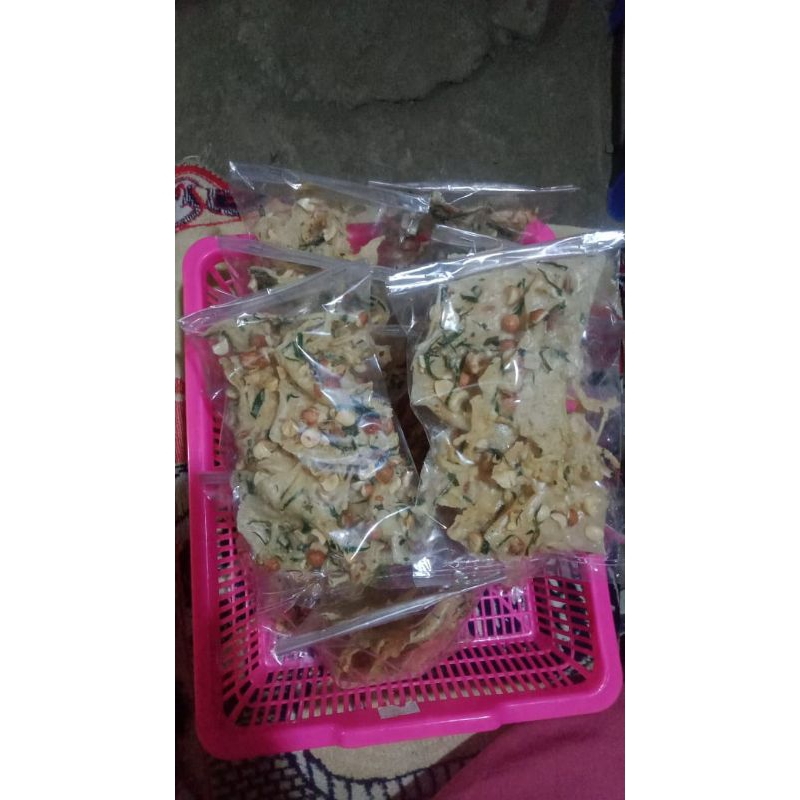 

rempeyek kacang daun jeruk nipis enak