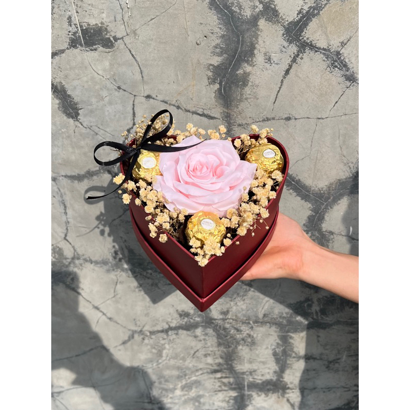 

Bloom Box Love Coklat Fererro dan Mawar palsu Premium