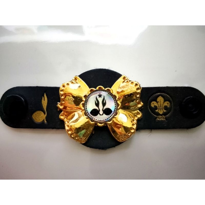 

ring kacu Pramuka motip bunga warna emas hologram