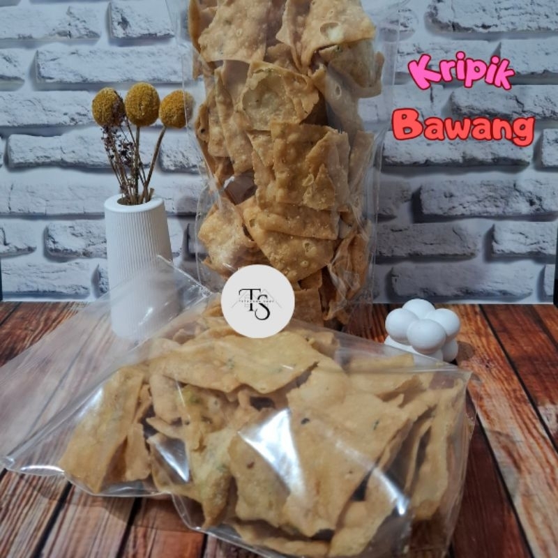 

KERIPIK BAWANG SPESIAL/KERIPIK PANGSIT/ KERIPIK BAWANG 250 gram