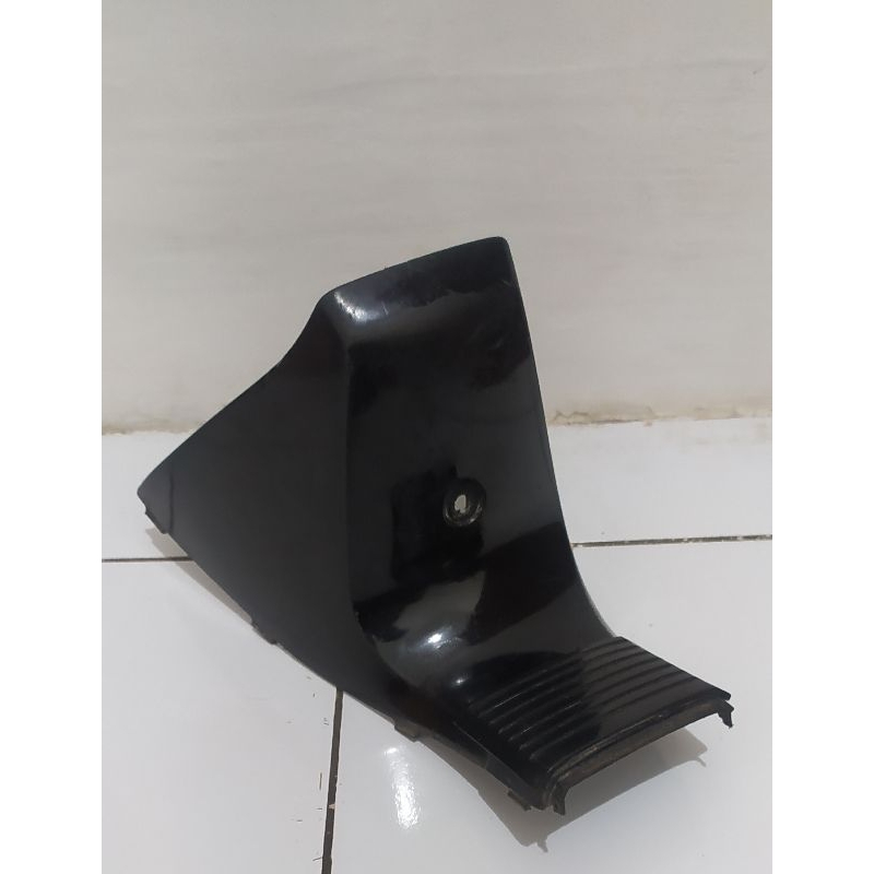 Leg Shield body cover tengah belakang bawah jok Suzuki Crystal ori