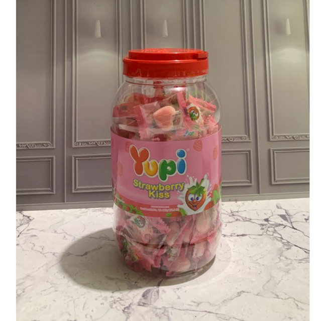

Permen Yupi Strawberry kiss toples