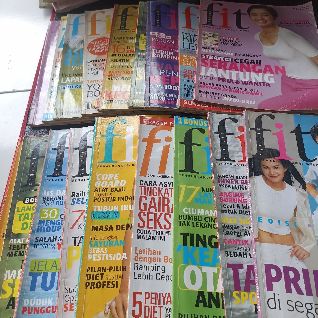 MAJALAH KESEHATAN KEBUGARAN WANITA FIT LAMA COVER ARTIS TERNAMA