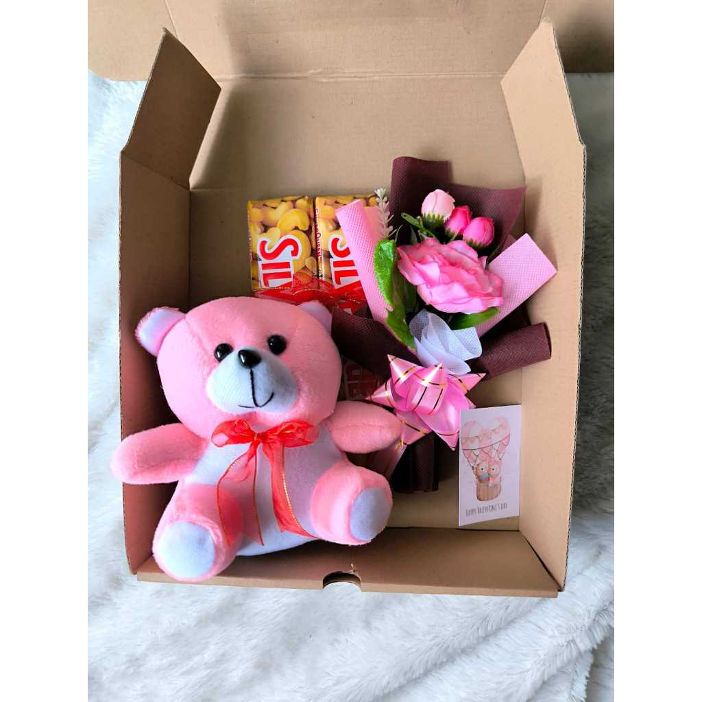 

Hampers Boneka Coklat SilverQueen dan Bunga Artificial