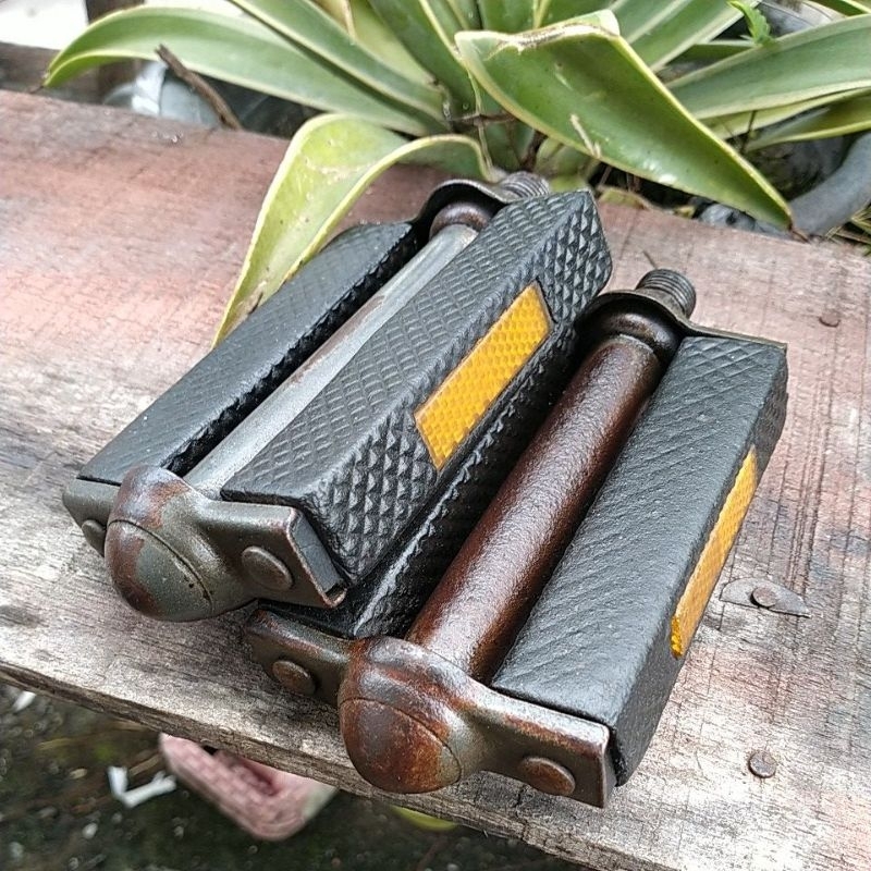 pedal mata kucing lawas sepeda onthel