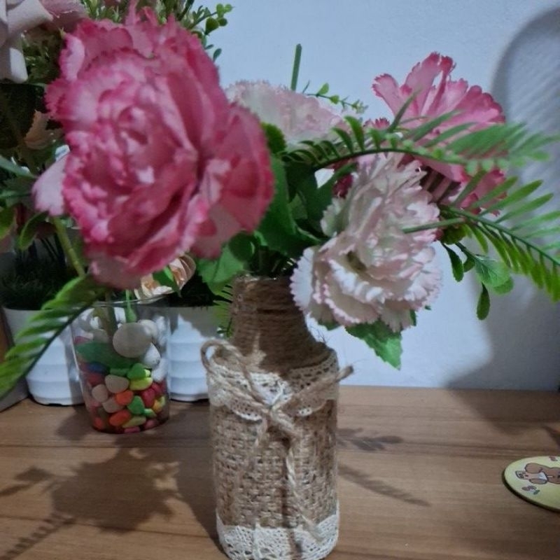 Vas Bunga Hiasan Meja dari Botol Bekas