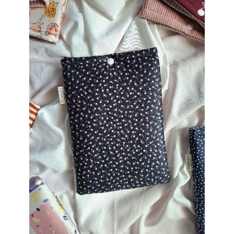 

KHANAKA Jasmine Navy Booksleeve