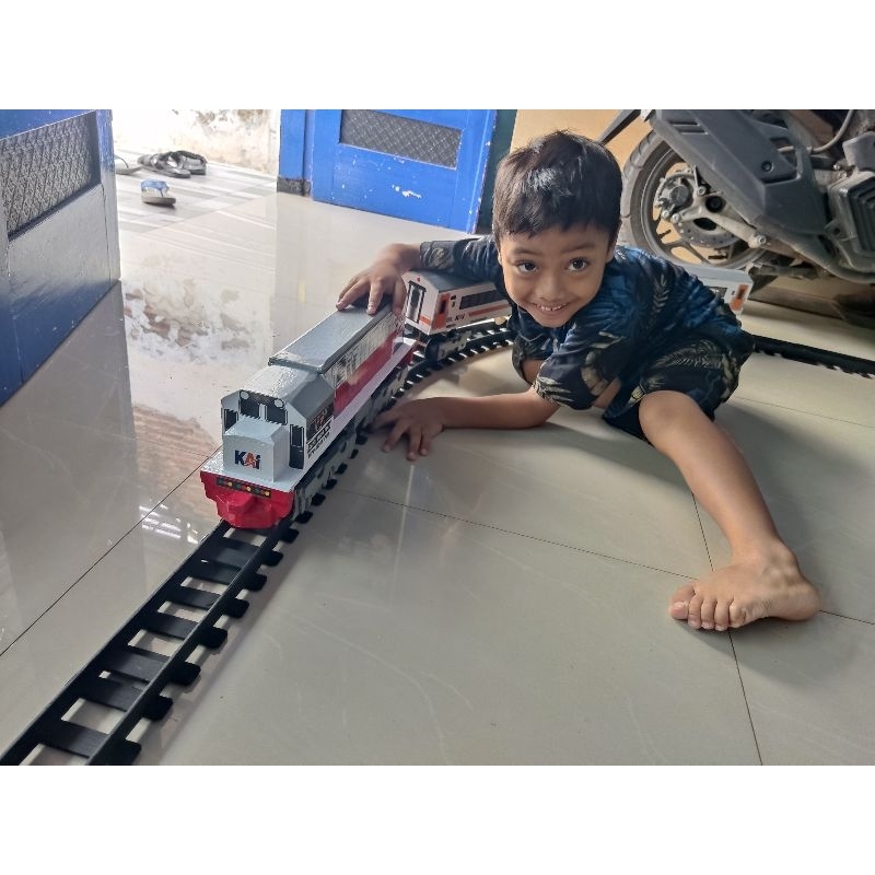 satu set miniatur kereta  kayu cc201 bermesin+ batrai cas + rel