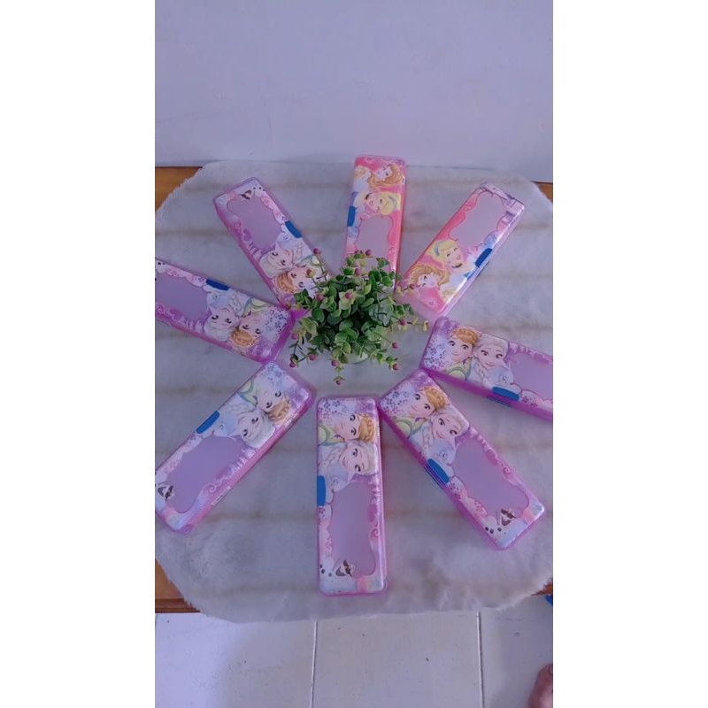 

Tempat Pensil Magnet Karakter 2 Sisi