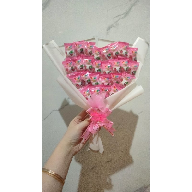 

Snack buket / bouquet yupi love strawberry snack hadiah hampers valentine ulang tahun anak kado snack Pink low budget murah meriah