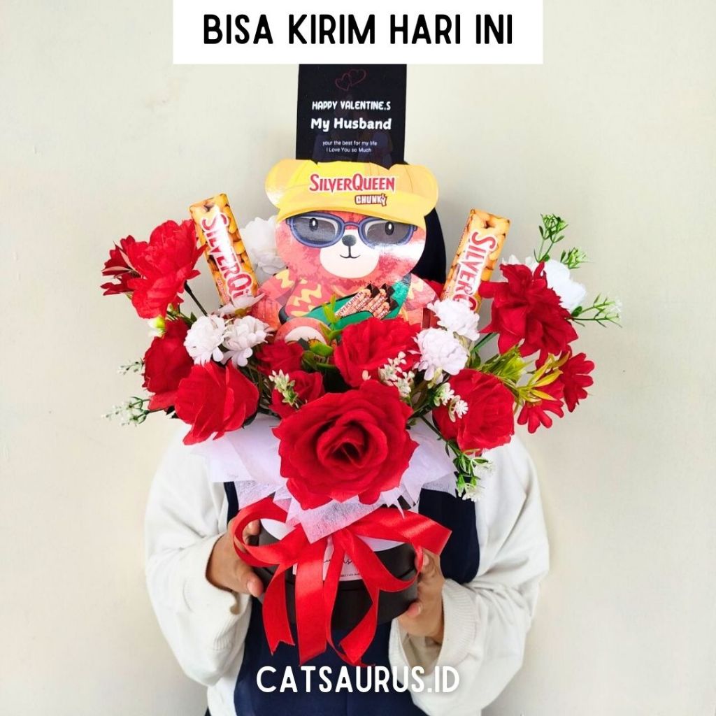 Bucket Valentine Bloom Box  Triple Coklat Beruang Silverqueen + Bunga Artificial