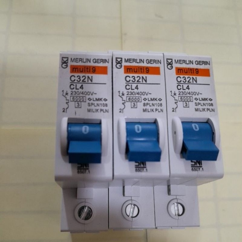 MCB/termis merlin gerin biru 4A