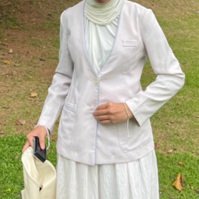 Preloved Blazer Putih List Biru Wanita