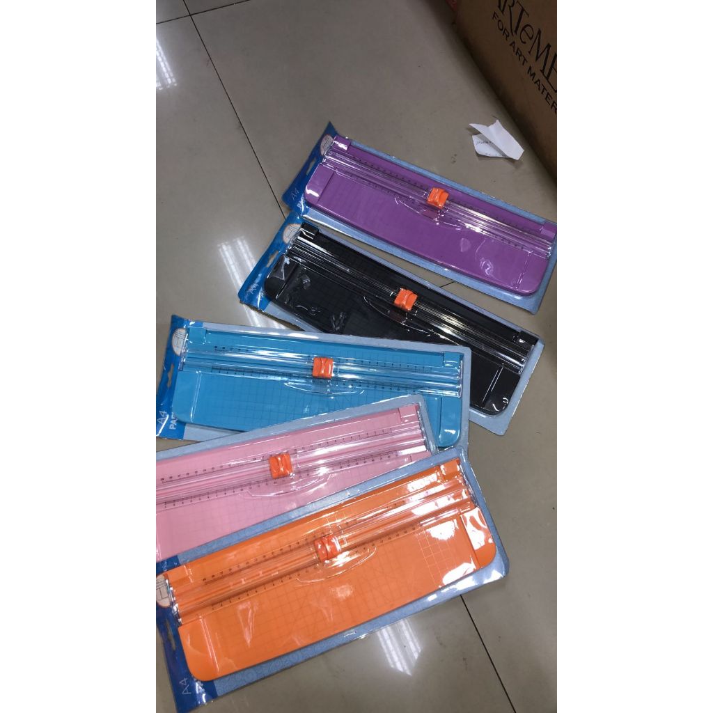 

pemotong kertas ukuran besar 31 cm ( a4 benar ) model geser warna warni ( bisa ganti refil pisau portable) paper cutter a4