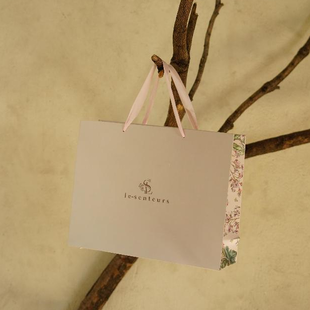 

Le Senteurs ADDITIONAL Paperbag & Giftcard