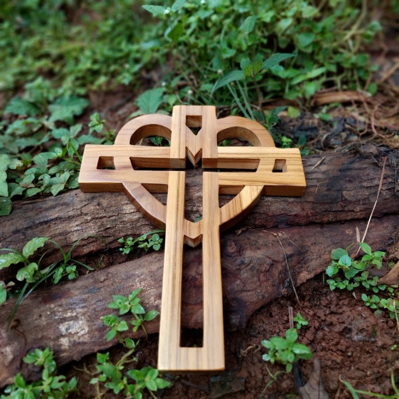Salib gantung kayu jati