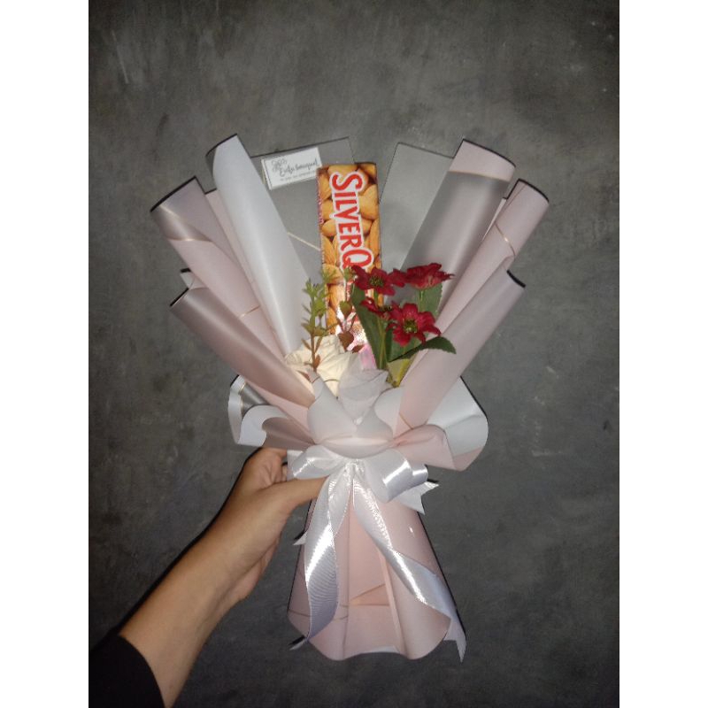 

Termurah buket coklat(silverqueen)/buket coklat mix bunga murah/buket murah