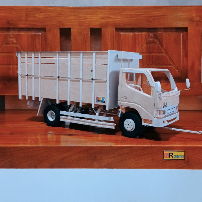 Miniatur truk Dutro model Herex skala 12. Miniatur truk mentahan bahan Triplek dan pvc. miniatur tru