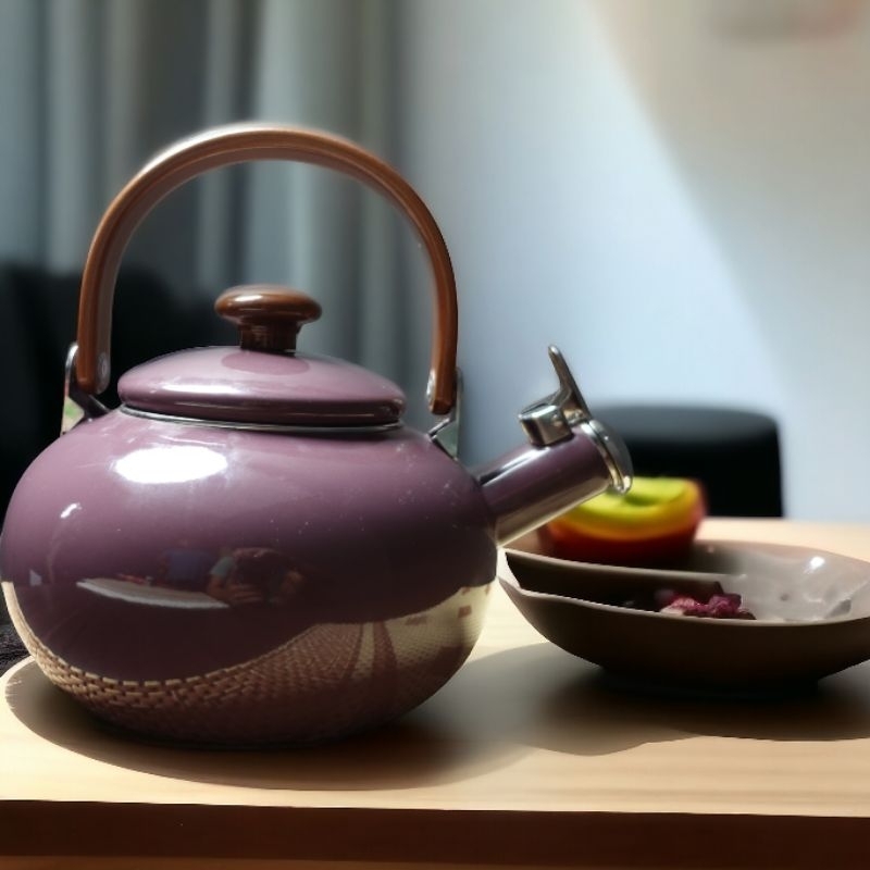 Teko Enamel 1,7L – Teko Air Panas Vintage dengan Pegangan Kayu