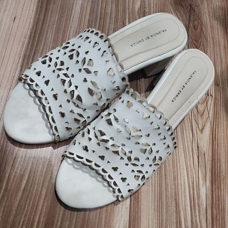 PRELOVED VBE VALENCIA BY ENRICA LASER CUT SANDAL