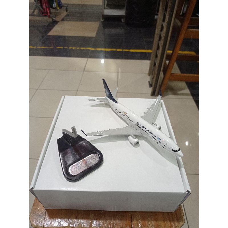 Miniatur/Replika Pesawat GARUDA INDONESIA OLD B737-800