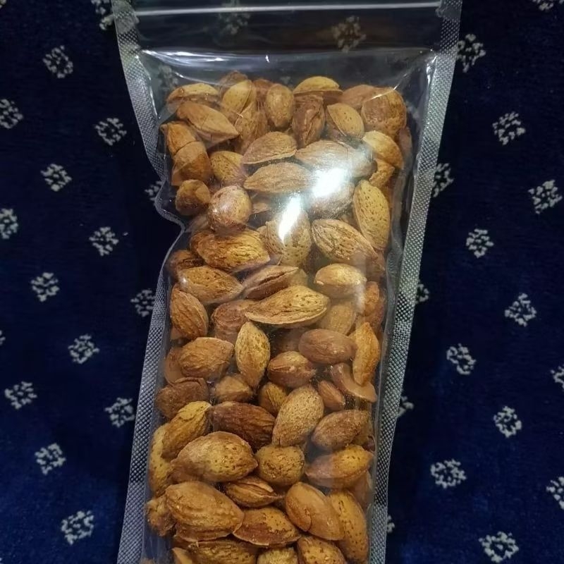 

kacang almond panggang 500gr/kacang almond kulit/kacang almond