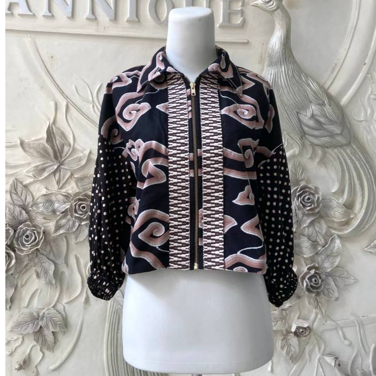 Blazer Crop Batik Tulis Mega Mendung