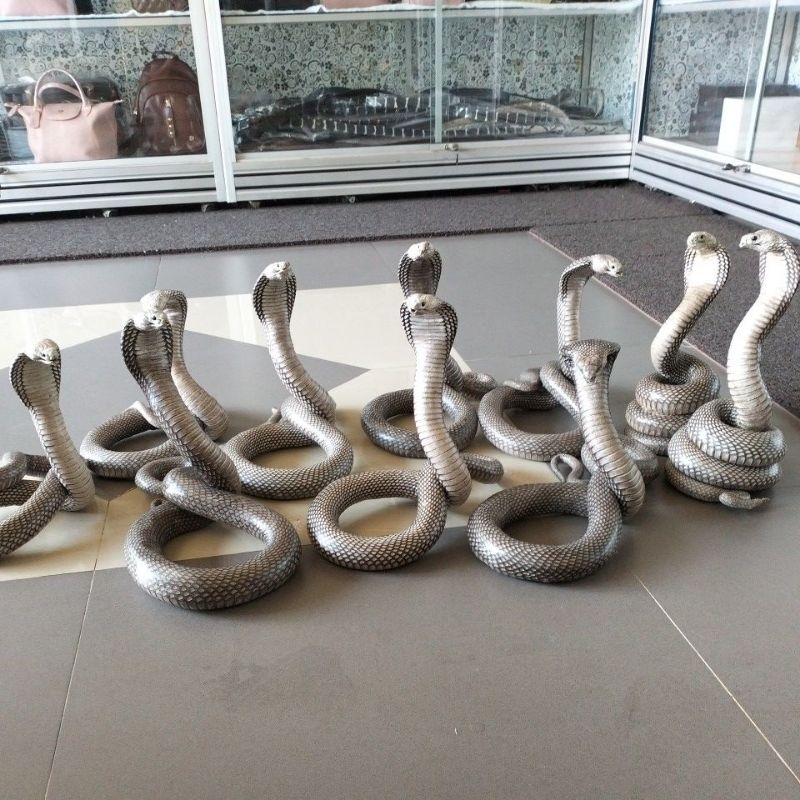 patung ular cobra