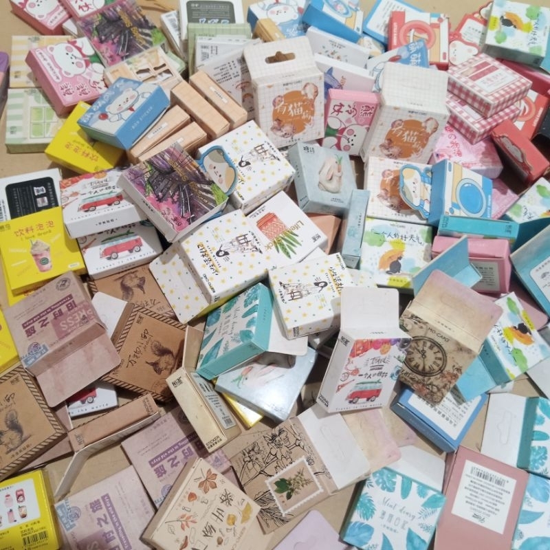 

Sticker Stiker Box isi 45 Tema Hewan Tanaman Daun Kucing Retro Travel Quotes Motivasi