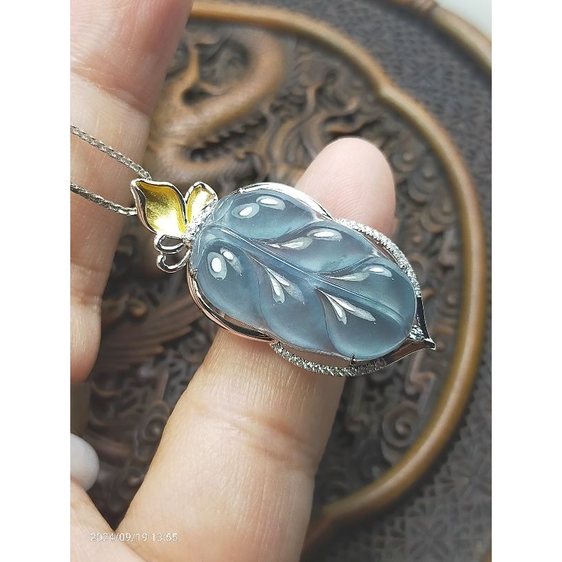 Liontin Giok Burma Icy Blue Water Jadeite Jade ikat emas 17k (75%) bersertifikat