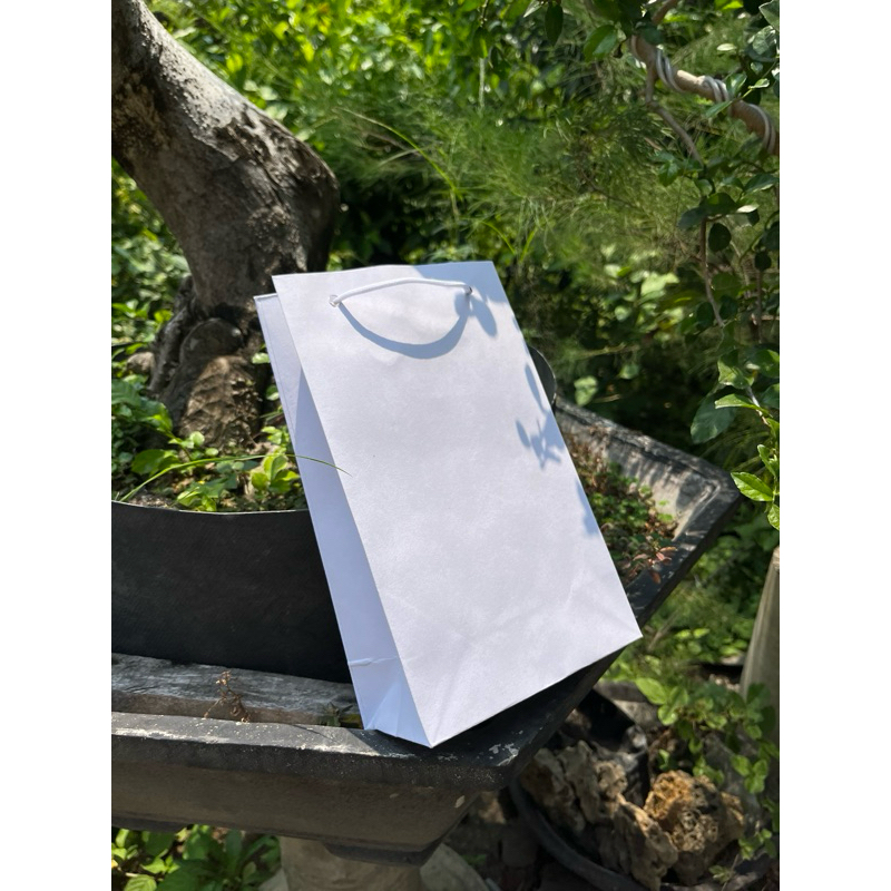 

paperbag warna putih uk 15x8x25cm (wafer)